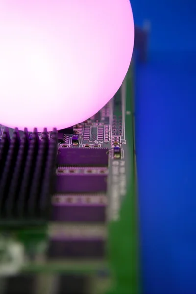 Circuito eletrônico tecnológico de esfera de luz brilhante — Fotografia de Stock