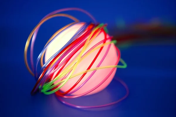 Esfera brilhante com fios coloridos como uma comunicação com fio — Fotografia de Stock
