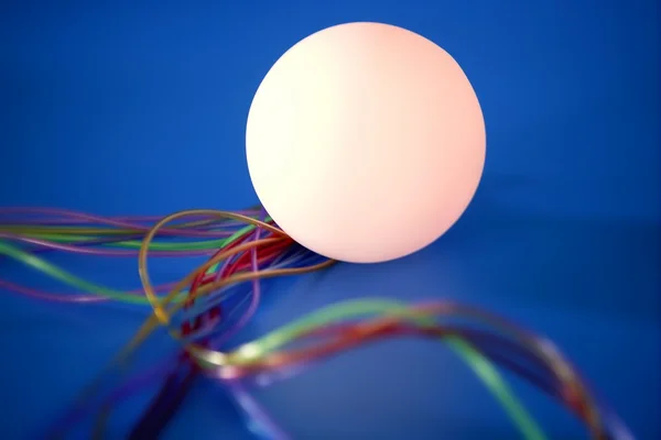 Gloeiende bol met kleurrijke draden dergelijke een bekabelde communicatie — Stockfoto