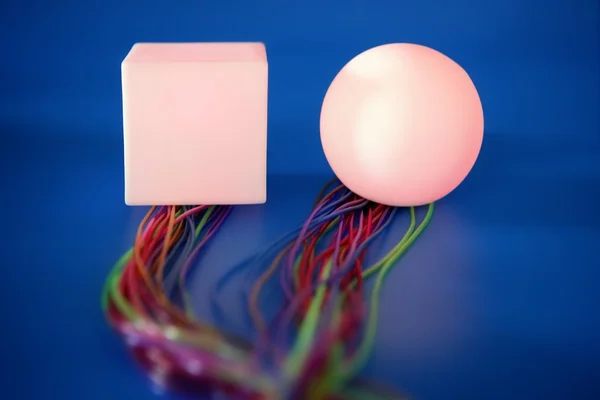 Quadrado brilhante e esfera com fios coloridos — Fotografia de Stock