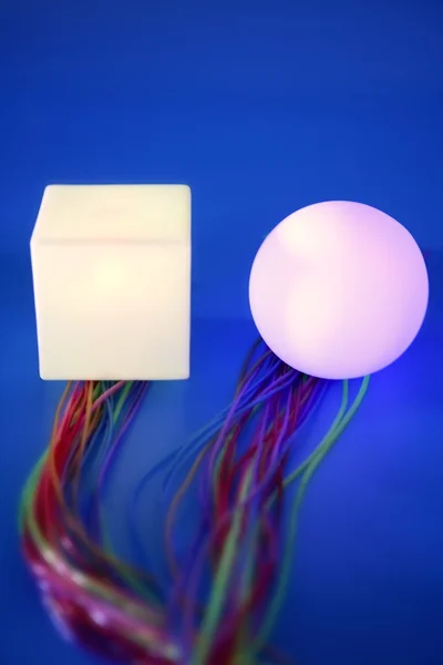 Светящиеся квадрат и сфера с красочными проводами — стоковое фото