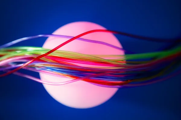 Glödande klot med färgglada kablarna sådan en trådbunden kommunikation — Stockfoto
