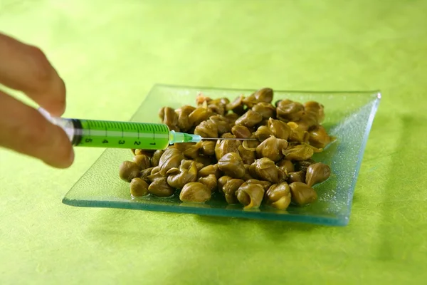 Métaphore de la recherche alimentaire avec seringue verte — Photo