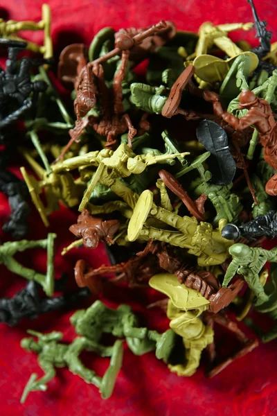 Métaphore des soldats de guerre de jouets en plastique morts — Photo