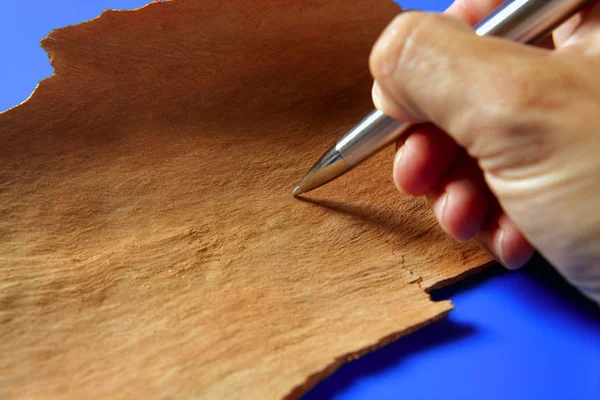 Tekenen met een pen een hart op hout — Stok fotoğraf