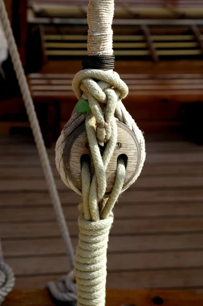Segelbåt trä Marina riggar och linor — Stockfoto