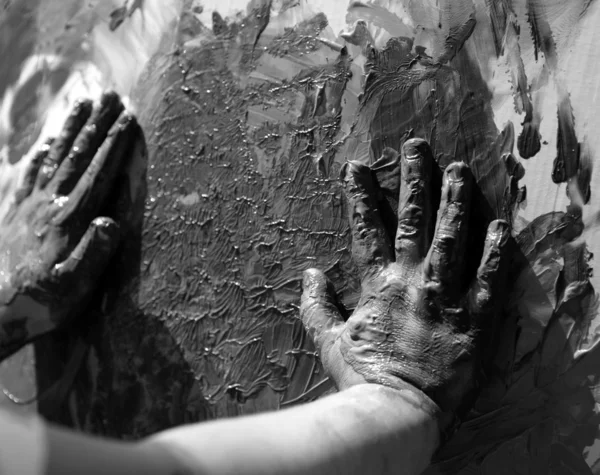 Дети грязные руки, рисование игры — стоковое фото