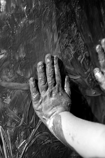 Crianças mãos pretas sujas, jogo de pintura — Fotografia de Stock