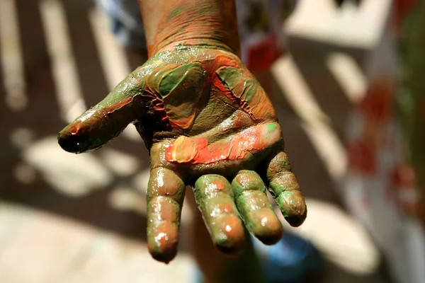 Dzieci artysty ręce obraz kolorowy — Zdjęcie stockowe