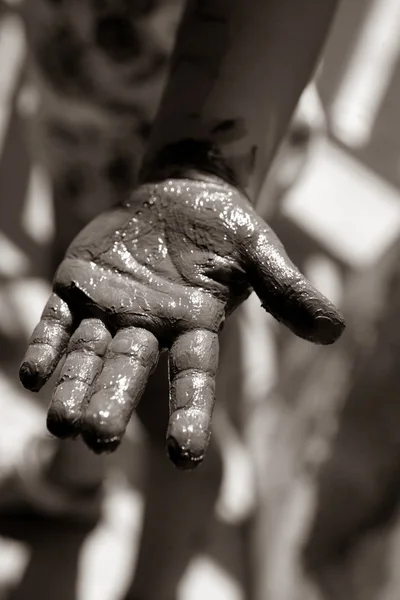 Çocuk siyah elleri kirli, boya oyunu — Stok fotoğraf
