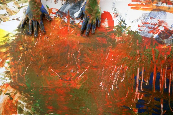 Дети художник руки рисовать многоцветные — стоковое фото