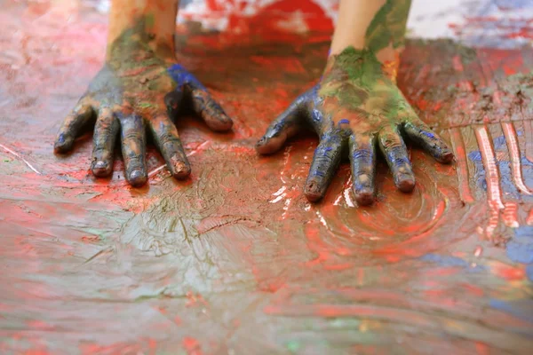 Kinderkünstler Hände malen bunte Farben — Stockfoto