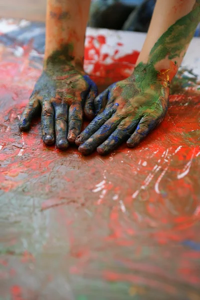 Handen van kinderen artiest schilderij kleurrijke — Stockfoto