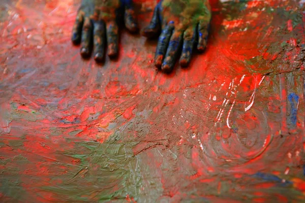 Crianças artista mãos pintura multi cores — Fotografia de Stock