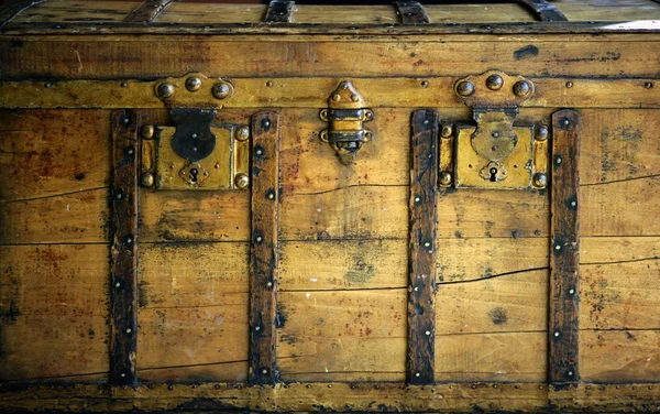 Oude houten borst, stam in gouden kleur — Stockfoto
