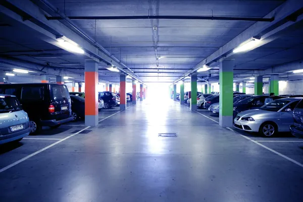 Podświetlany krytym parkingu w niebieskie światła zimnego — Zdjęcie stockowe