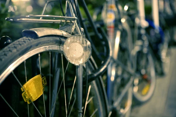 Ночное ретро-изображение велосипеда, селективная фокусировка — стоковое фото
