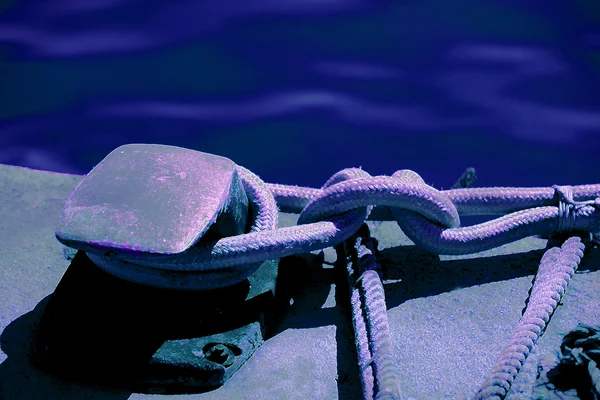 Dissuasore di barche, corde e nodi nel porto mediterraneo — Foto Stock