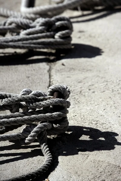 Borne de bateau, cordes et nœuds dans le port méditerranéen — Photo