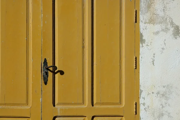 Gealterte Holztür in mediterraner Farbe — Stockfoto
