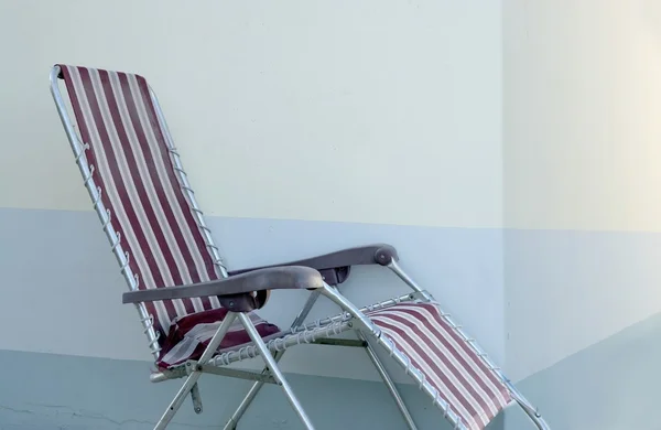 Sozinho verão cadeira sobre azul parede fundo — Fotografia de Stock