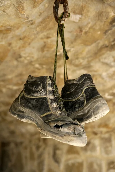 Εργάτης οικοδομών αριστερά μπότες του ηλικίας παλιά μακριά — Φωτογραφία Αρχείου