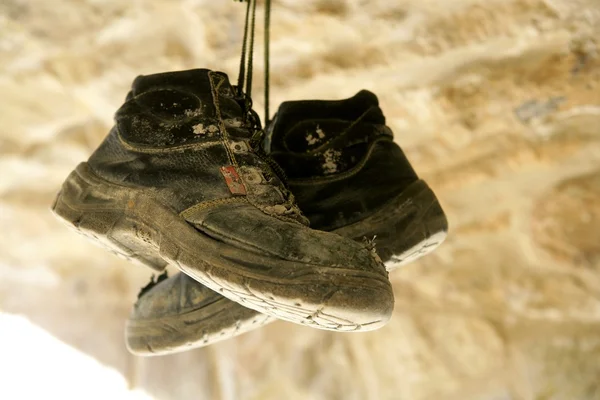 Trabajador de la construcción dejó sus viejas botas de edad — Foto de Stock