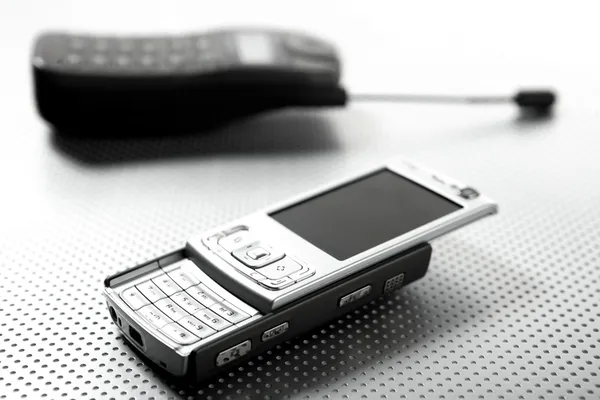 Teléfonos móviles nuevos y antiguos — Foto de Stock