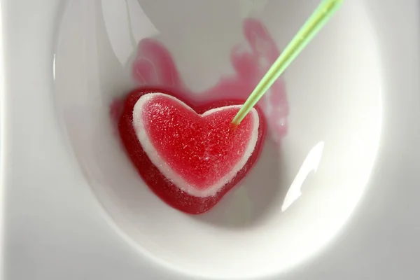 Comer una gelatina de fresa sangriento corazón —  Fotos de Stock