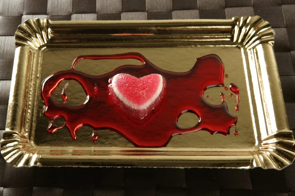 Meniul este o inimă în farfurie de aur — Fotografie, imagine de stoc