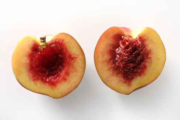 Blodiga inuti, skär hälften persika — Stockfoto