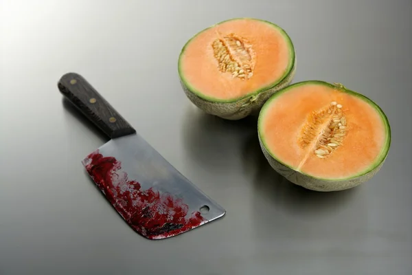 甜瓜果实的一把刀杀了 — 图库照片