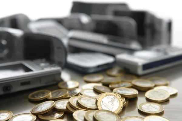 Bukiet mieszany telefonów komórkowych z dużą ilością monet euro — Zdjęcie stockowe