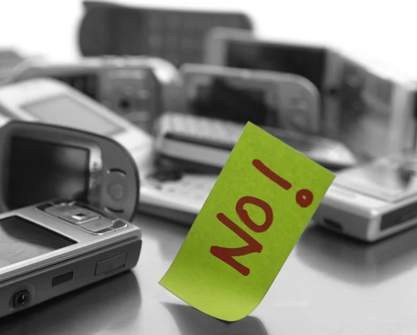 Diverse mobiele telefoons en geschreven woord: Nee — Stockfoto