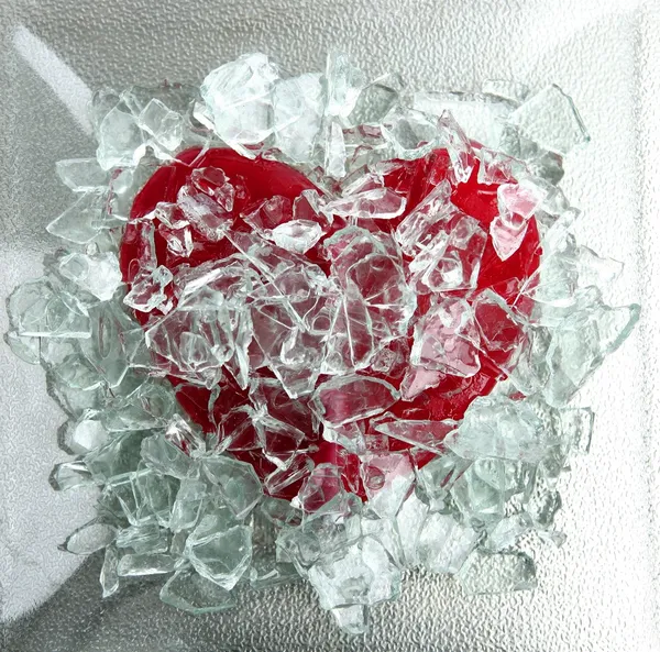 Krossat glas rött hjärta — Stockfoto