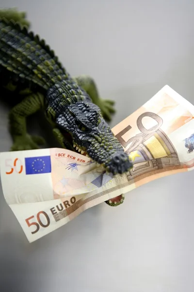 Spielzeug Cocodrile, Aligator, mit Fünfzig-Euro-Schein im Kiefer — Stockfoto