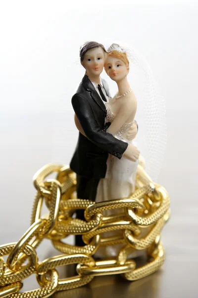 Метафора брака как потеря свободы, с цепями — стоковое фото