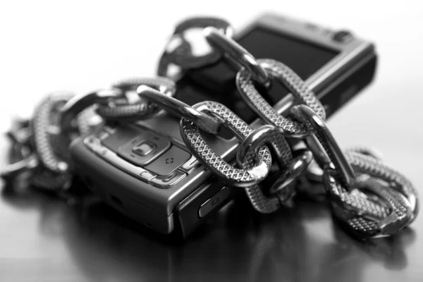 Метафора рабства перед мобильным телефоном — стоковое фото