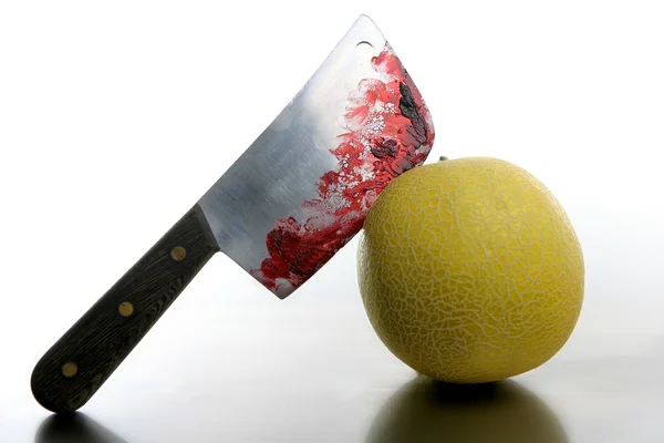 Krwawy żółty melon zabił nożem — Zdjęcie stockowe