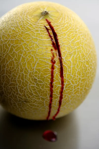 Melone giallo insanguinato ucciso con un coltello — Foto Stock