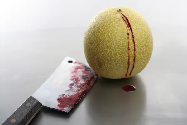 Blutige gelbe Melone mit Messer getötet — Stockfoto