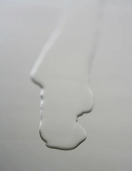 Sıvı, petrol şekil üzerinde metal bir yüzeye — Stok fotoğraf