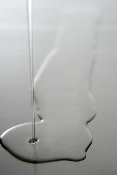 Vloeistof, olie vorm op een metalen oppervlak — Stockfoto