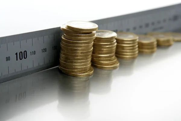 Hliníkové měřítko metr euro peněžní zásoby — Stock fotografie