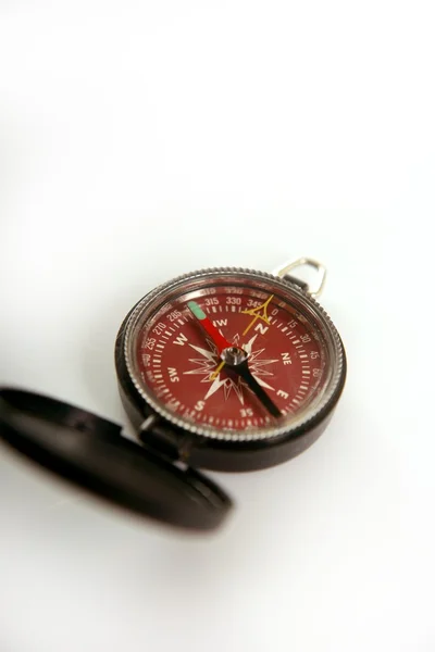 红色的指南针，白色背景 — 图库照片