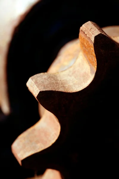 Rusty metal engrenagem macro com sombras fortes — Fotografia de Stock