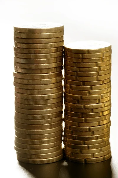 Columnas de monedas en euros, efectivo dorado sobre fondo blanco — Foto de Stock