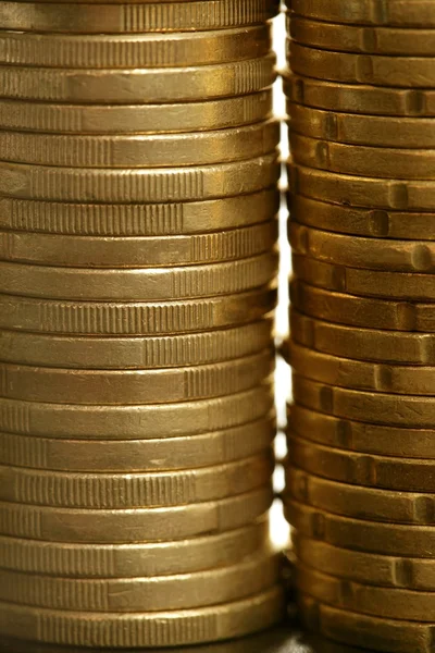 Columnas de monedas en euros, efectivo dorado sobre fondo blanco —  Fotos de Stock