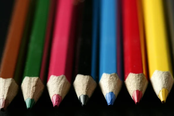 Ensemble coloré de stylo en couleurs vives sur noir — Photo