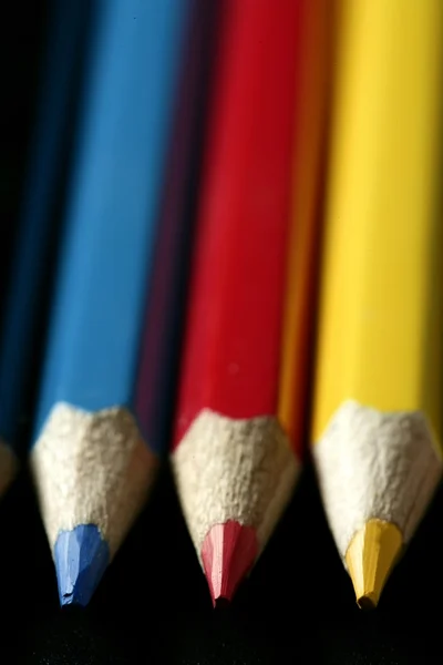 Πολύχρωμο σύνολο τριών στυλό σε ζωηρά χρώματα πάνω από το μαύρο — Φωτογραφία Αρχείου